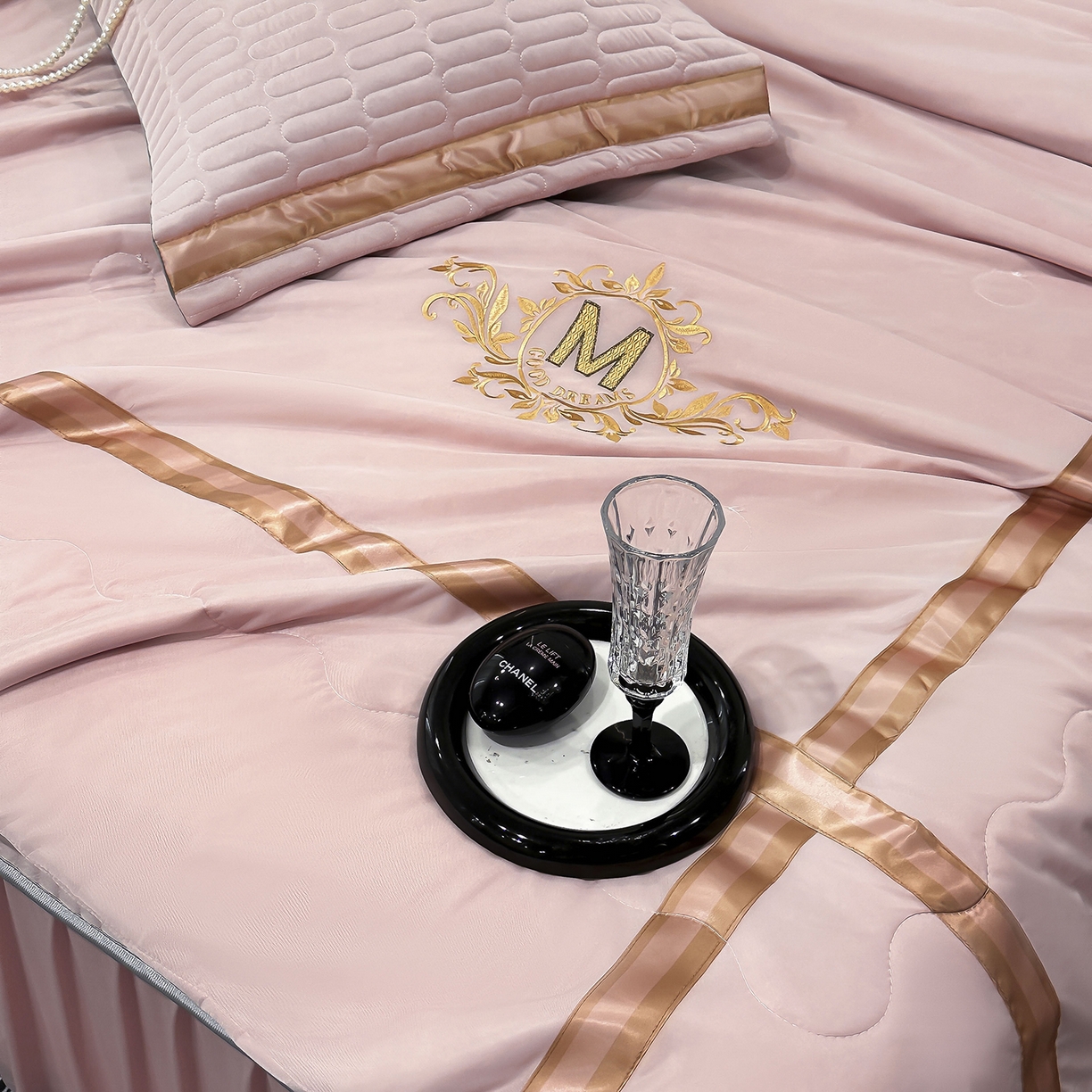 91家纺网 家纺一手货源 找家纺 妮恒美家纺 2026新款凉感丝床盖夏被款绅士系列 绅士豆沙