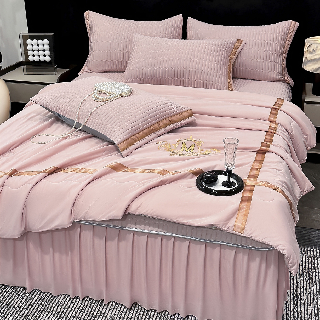 91家纺网 家纺一手货源 找家纺 妮恒美家纺 2026新款凉感丝床盖夏被款绅士系列 绅士豆沙