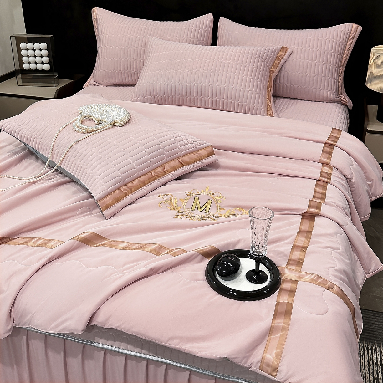 91家纺网 家纺一手货源 找家纺 妮恒美家纺 2026新款凉感丝床盖夏被款绅士系列 绅士豆沙