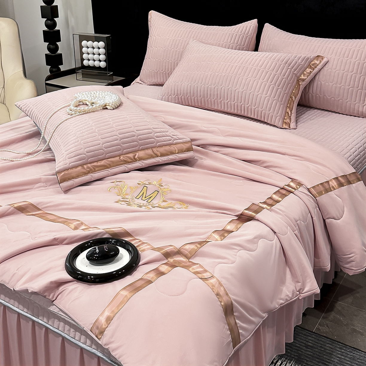 91家纺网 家纺一手货源 找家纺 妮恒美家纺 2026新款凉感丝床盖夏被款绅士系列 绅士豆沙