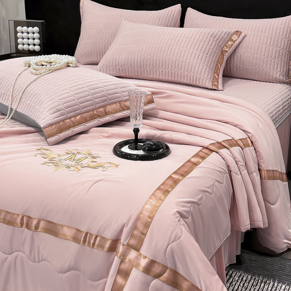 91家纺网 家纺一手货源 找家纺 妮恒美家纺 2026新款凉感丝床盖夏被款绅士系列 绅士豆沙