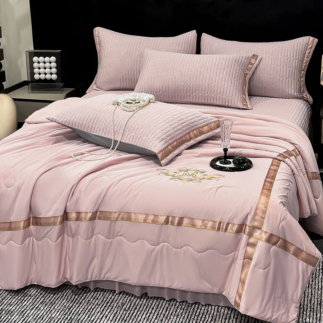 91家纺网 家纺一手货源 找家纺 妮恒美家纺 2026新款凉感丝床盖夏被款绅士系列 绅士豆沙