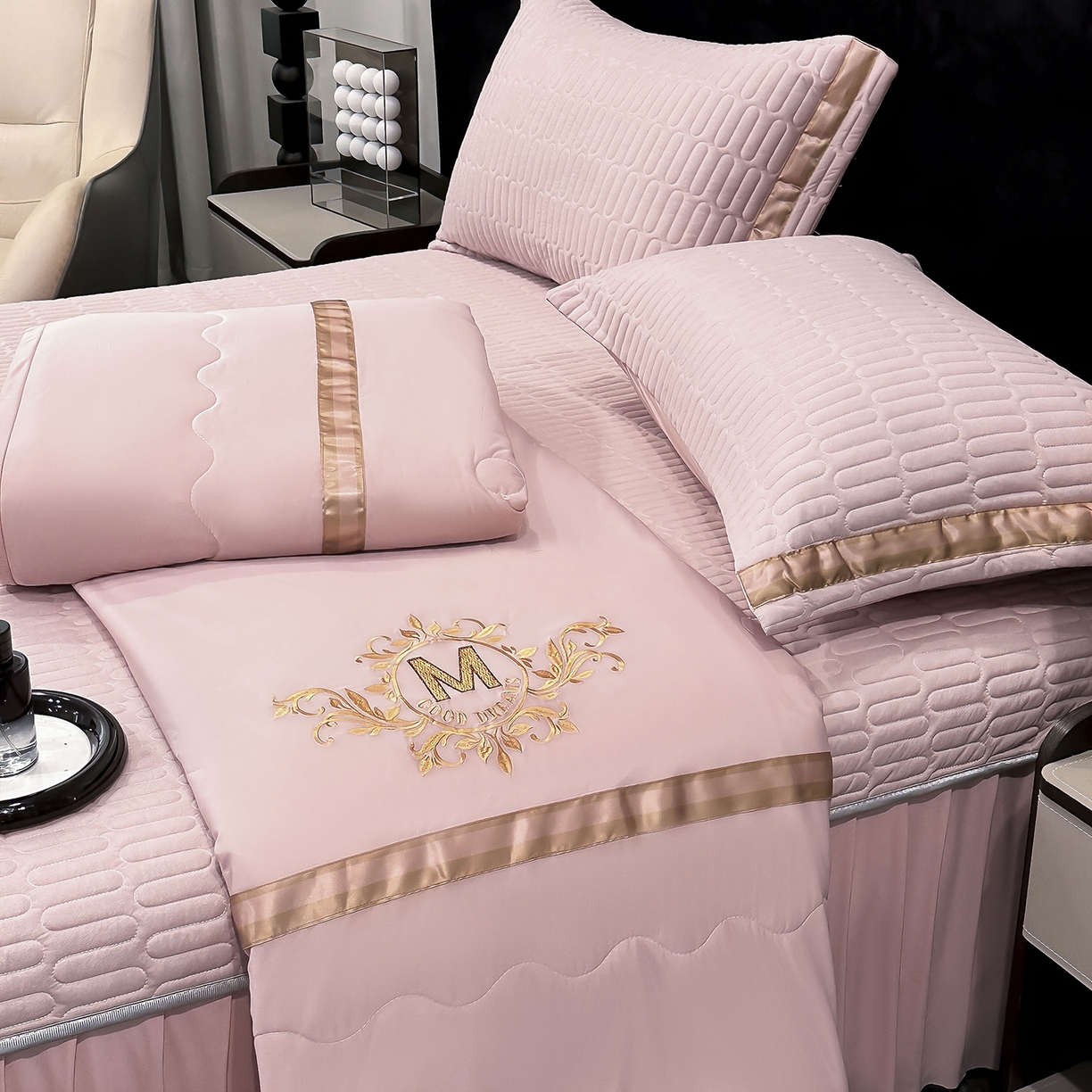 91家纺网 家纺一手货源 找家纺 妮恒美家纺 2026新款凉感丝床盖夏被款绅士系列 绅士豆沙