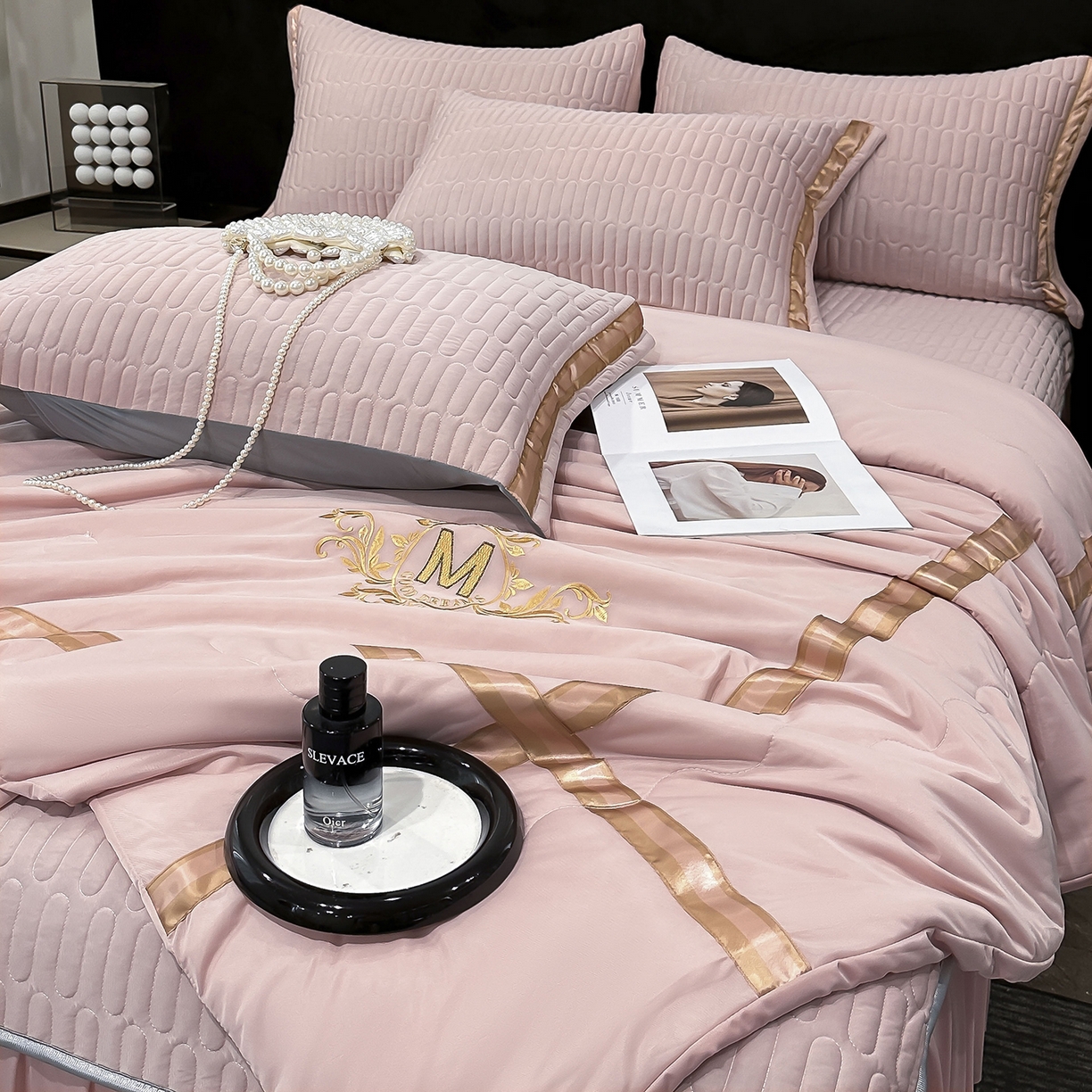 91家纺网 家纺一手货源 找家纺 妮恒美家纺 2026新款凉感丝床盖夏被款绅士系列 绅士豆沙