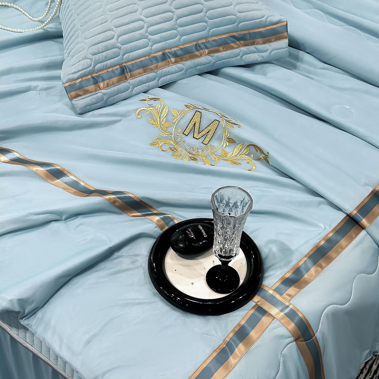 91家纺网 家纺一手货源 找家纺 妮恒美家纺 2026新款凉感丝床盖夏被款绅士系列 绅士海蓝