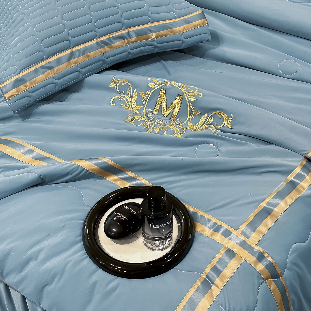 91家纺网 家纺一手货源 找家纺 妮恒美家纺 2026新款凉感丝床盖夏被款绅士系列 绅士蓝绿