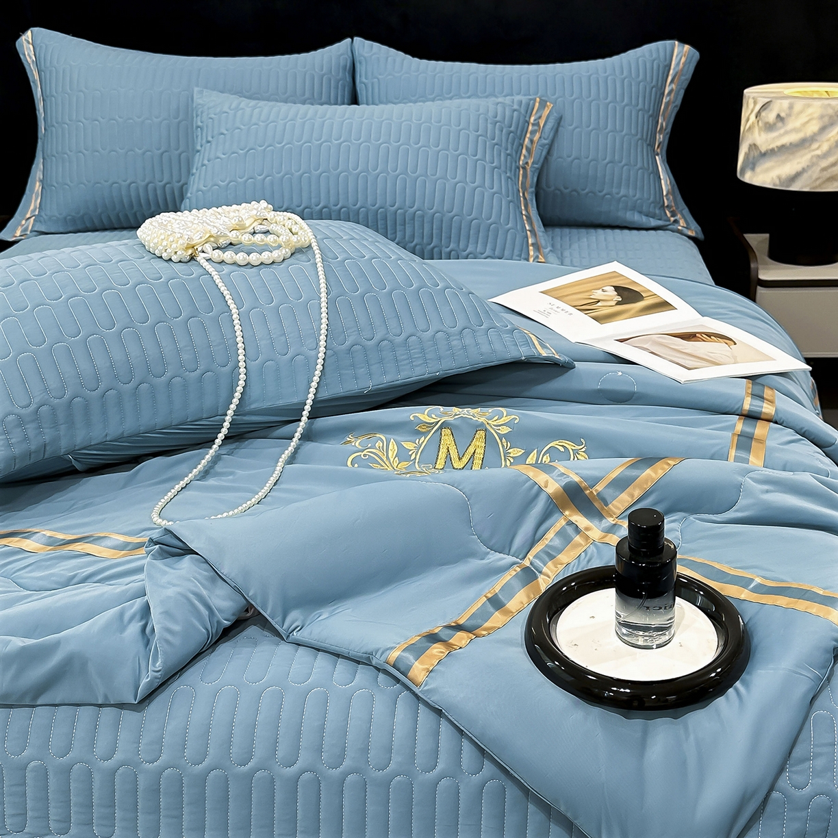 91家纺网 家纺一手货源 找家纺 妮恒美家纺 2026新款凉感丝床盖夏被款绅士系列 绅士蓝绿