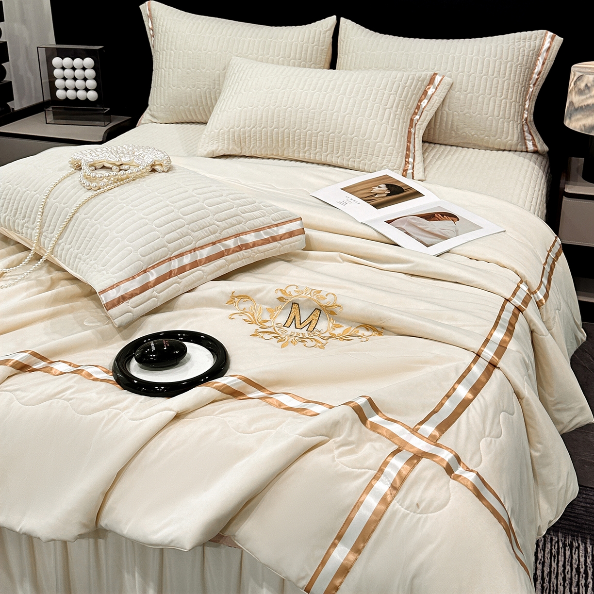 91家纺网 家纺一手货源 找家纺 妮恒美家纺 2026新款凉感丝床盖夏被款绅士系列 绅士奶昔白