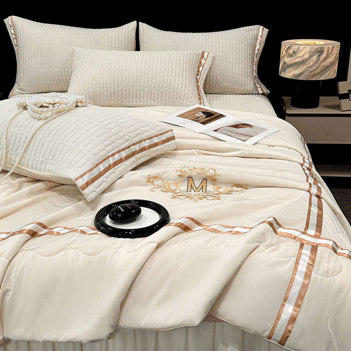 91家纺网 家纺一手货源 找家纺 妮恒美家纺 2026新款凉感丝床盖夏被款绅士系列 绅士奶昔白