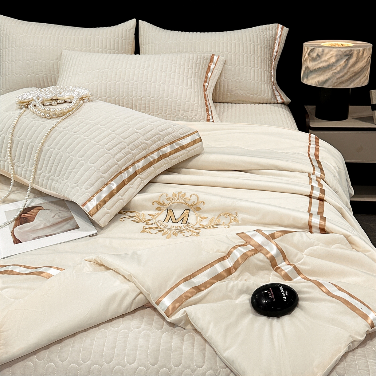 91家纺网 家纺一手货源 找家纺 妮恒美家纺 2026新款凉感丝床盖夏被款绅士系列 绅士奶昔白