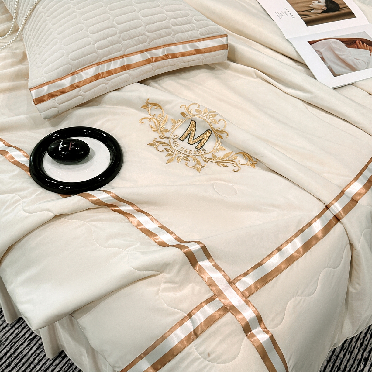 91家纺网 家纺一手货源 找家纺 妮恒美家纺 2026新款凉感丝床盖夏被款绅士系列 绅士奶昔白