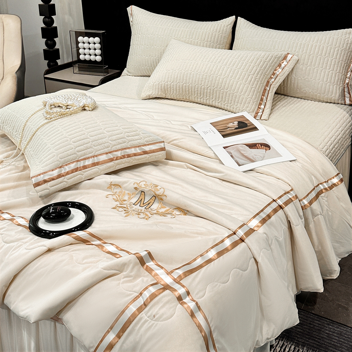 91家纺网 家纺一手货源 找家纺 妮恒美家纺 2026新款凉感丝床盖夏被款绅士系列 绅士奶昔白