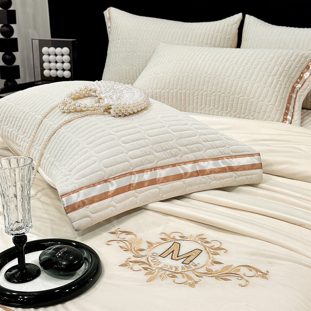 91家纺网 家纺一手货源 找家纺 妮恒美家纺 2026新款凉感丝床盖夏被款绅士系列 绅士奶昔白