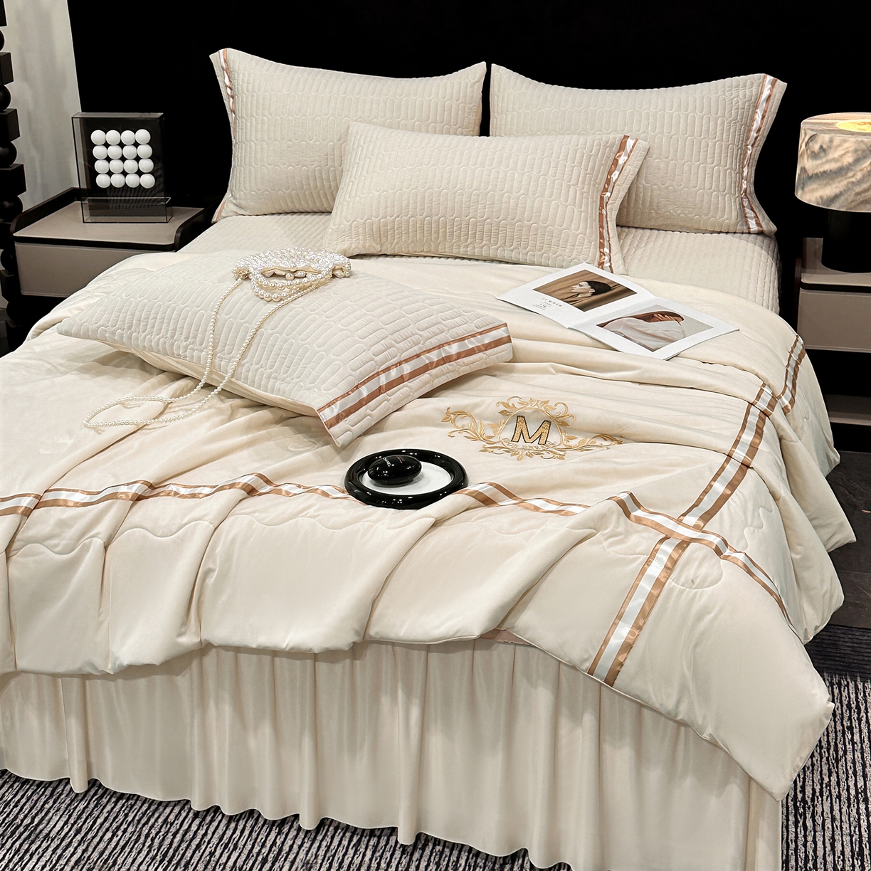 91家纺网 家纺一手货源 找家纺 妮恒美家纺 2026新款凉感丝床盖夏被款绅士系列 绅士奶昔白