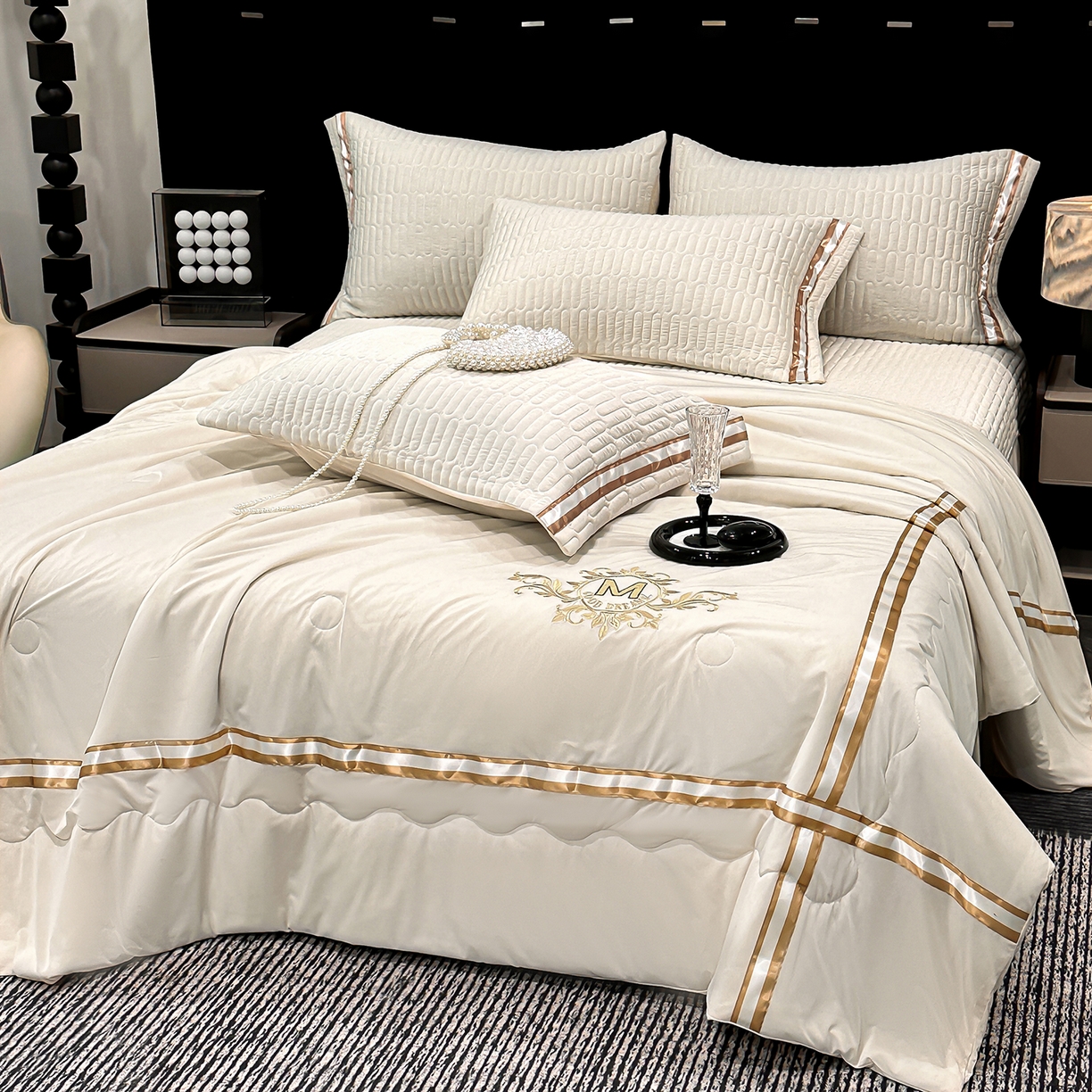 91家纺网 家纺一手货源 找家纺 妮恒美家纺 2026新款凉感丝床盖夏被款绅士系列 绅士奶昔白