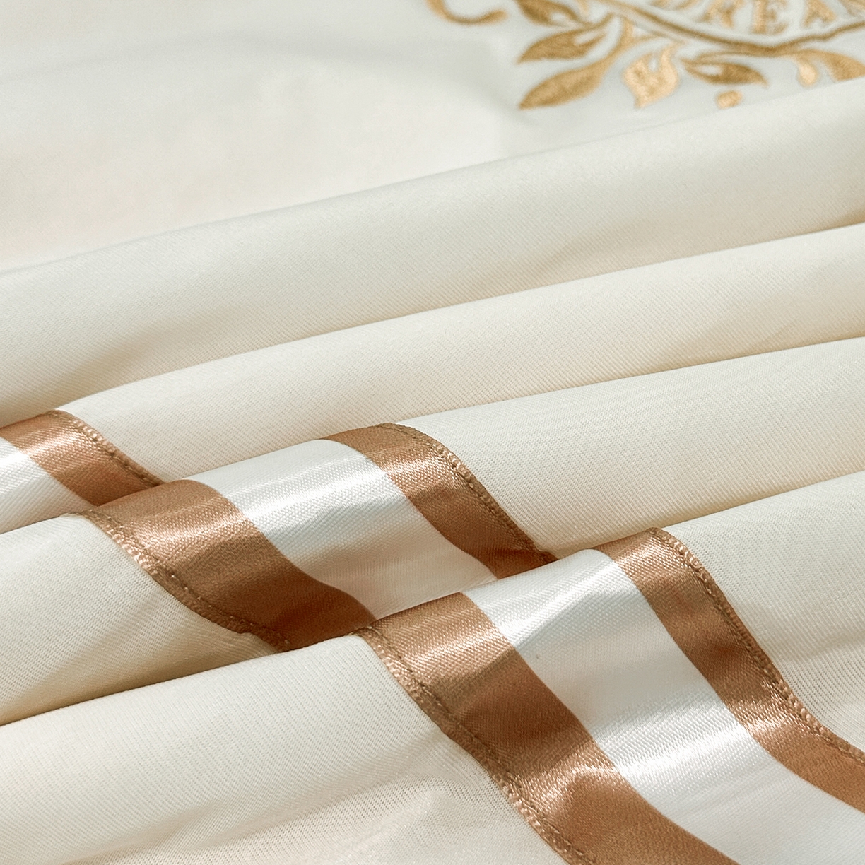 91家纺网 家纺一手货源 找家纺 妮恒美家纺 2026新款凉感丝床盖夏被款绅士系列 绅士奶昔白