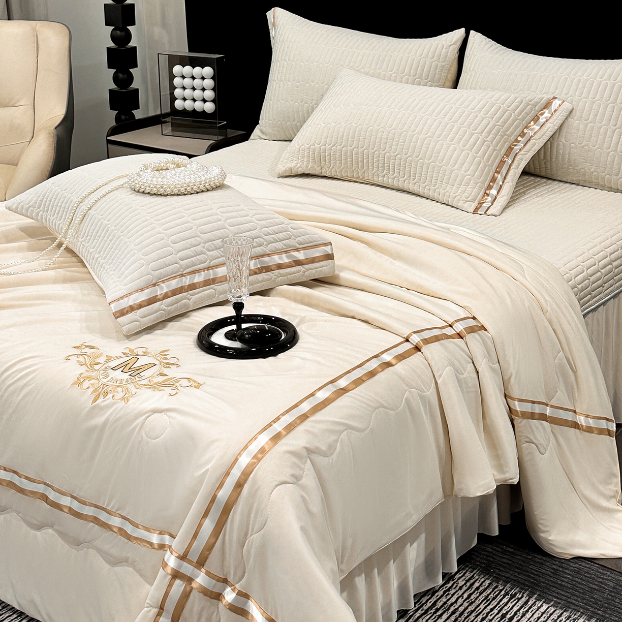 91家纺网 家纺一手货源 找家纺 妮恒美家纺 2026新款凉感丝床盖夏被款绅士系列 绅士奶昔白