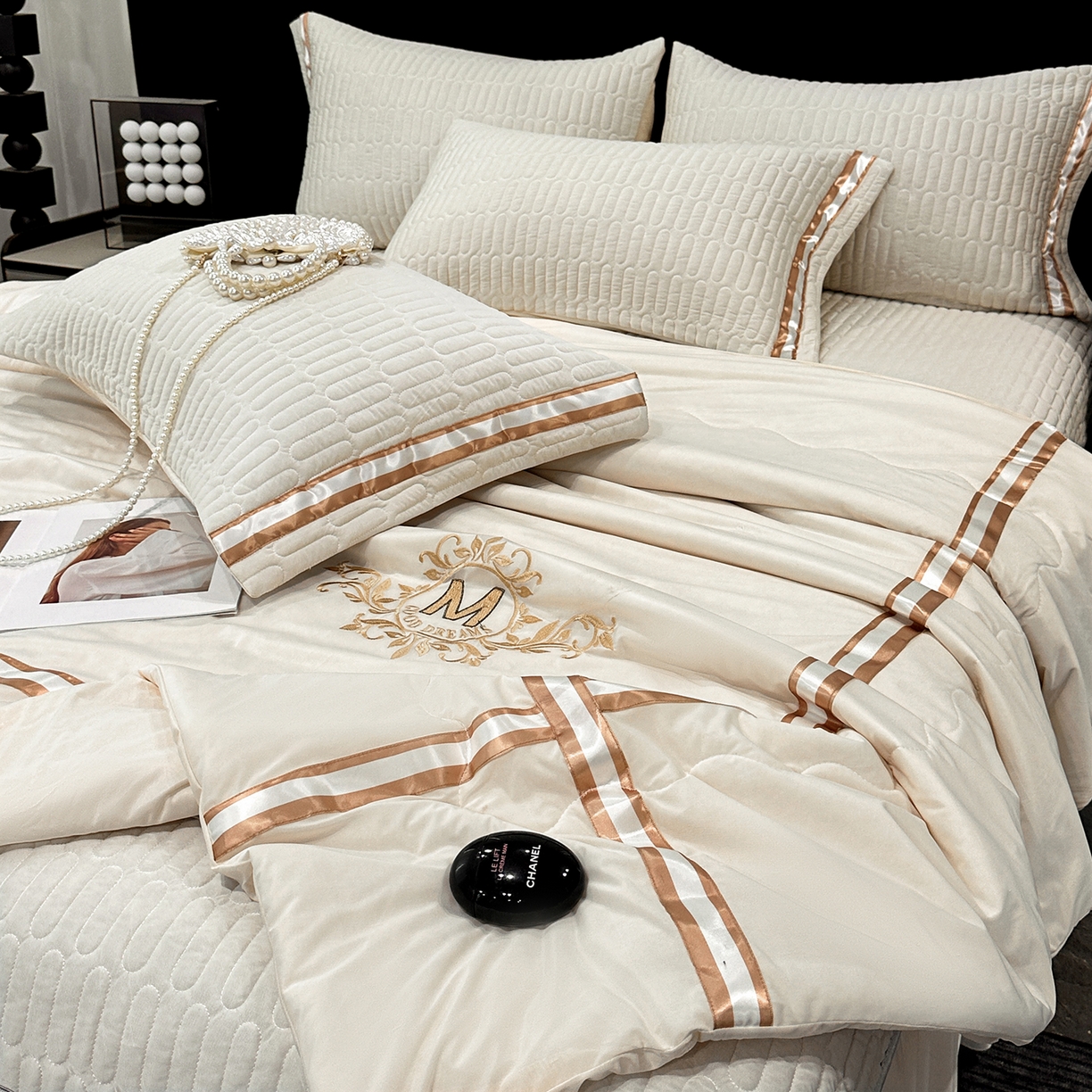 91家纺网 家纺一手货源 找家纺 妮恒美家纺 2026新款凉感丝床盖夏被款绅士系列 绅士奶昔白