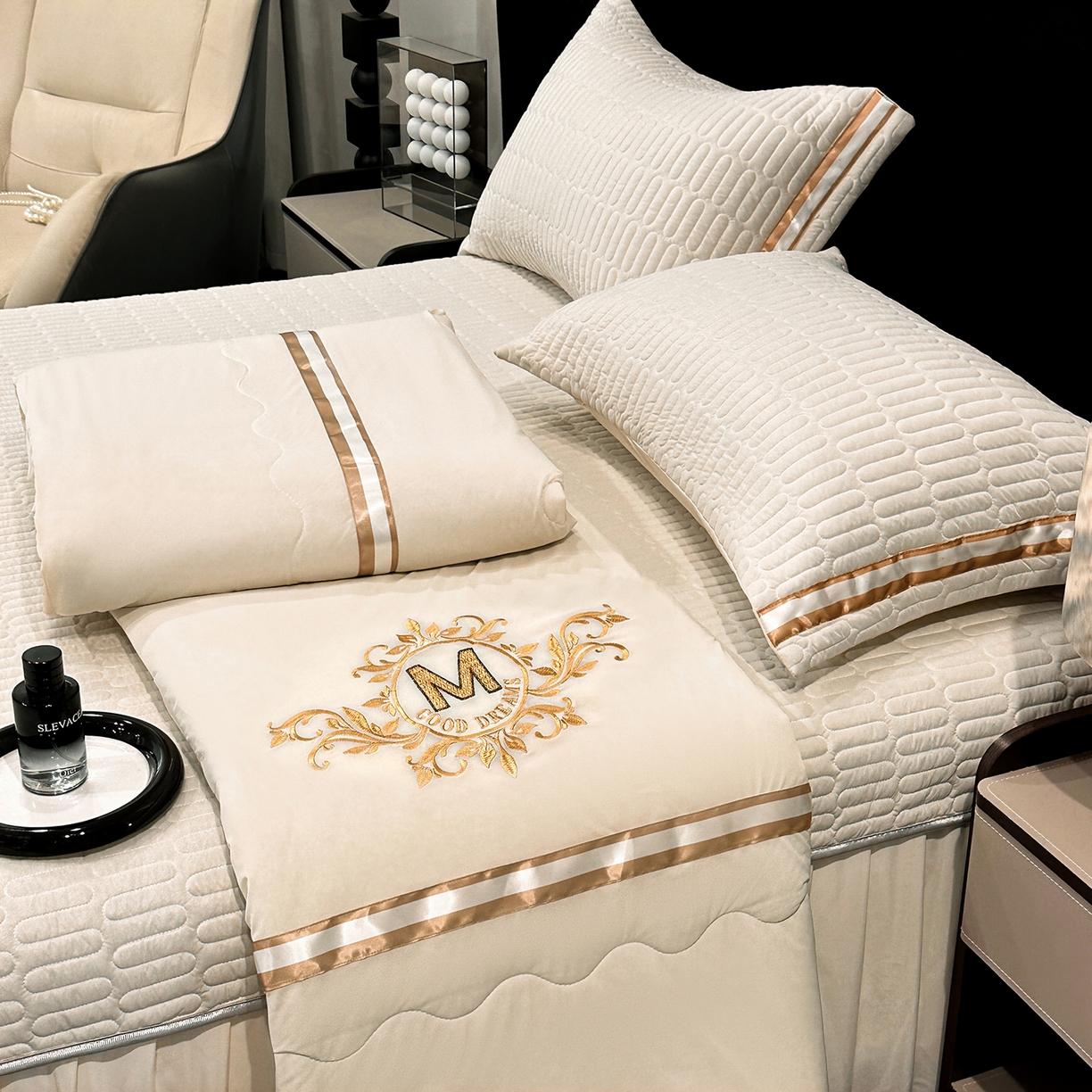 91家纺网 家纺一手货源 找家纺 妮恒美家纺 2026新款凉感丝床盖夏被款绅士系列 绅士奶昔白