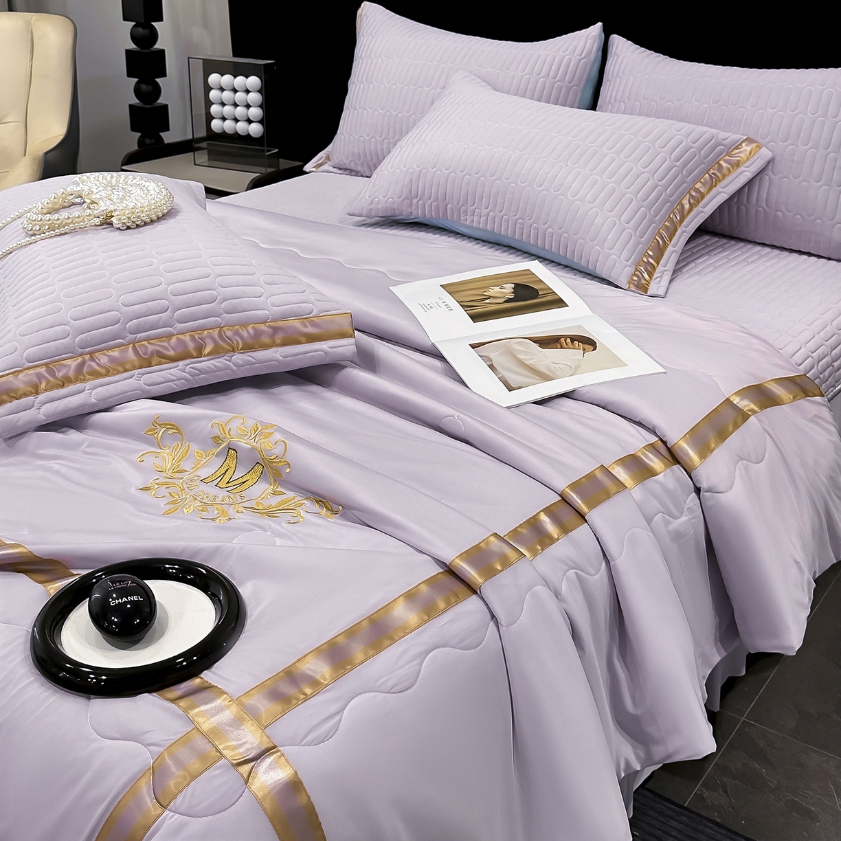 91家纺网 家纺一手货源 找家纺 妮恒美家纺 2026新款凉感丝床盖夏被款绅士系列 绅士浅紫