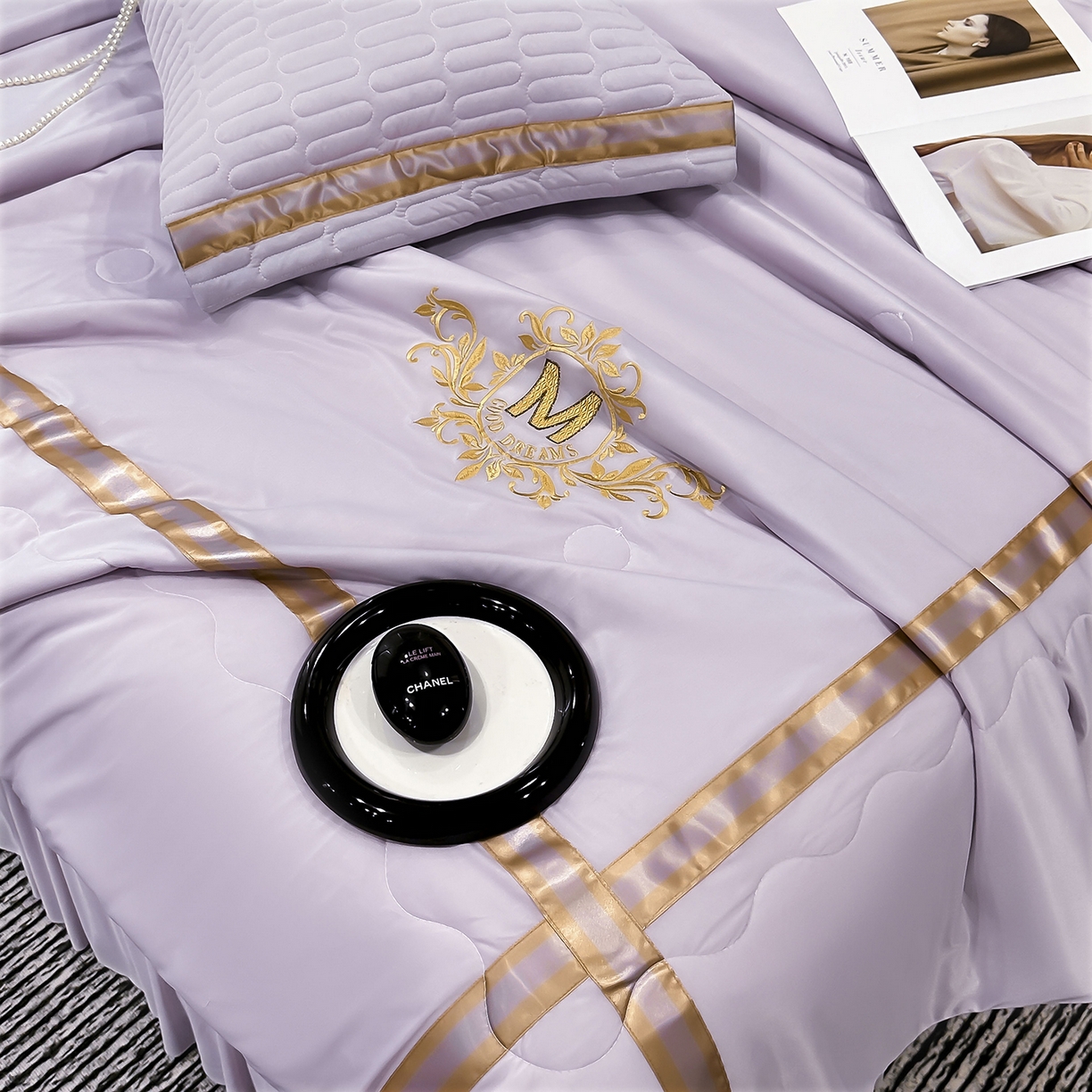 91家纺网 家纺一手货源 找家纺 妮恒美家纺 2026新款凉感丝床盖夏被款绅士系列 绅士浅紫