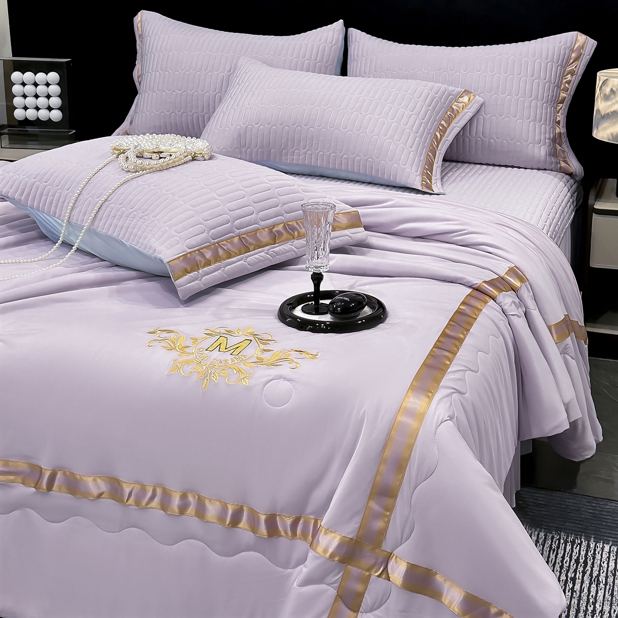 91家纺网 家纺一手货源 找家纺 妮恒美家纺 2026新款凉感丝床盖夏被款绅士系列 绅士浅紫