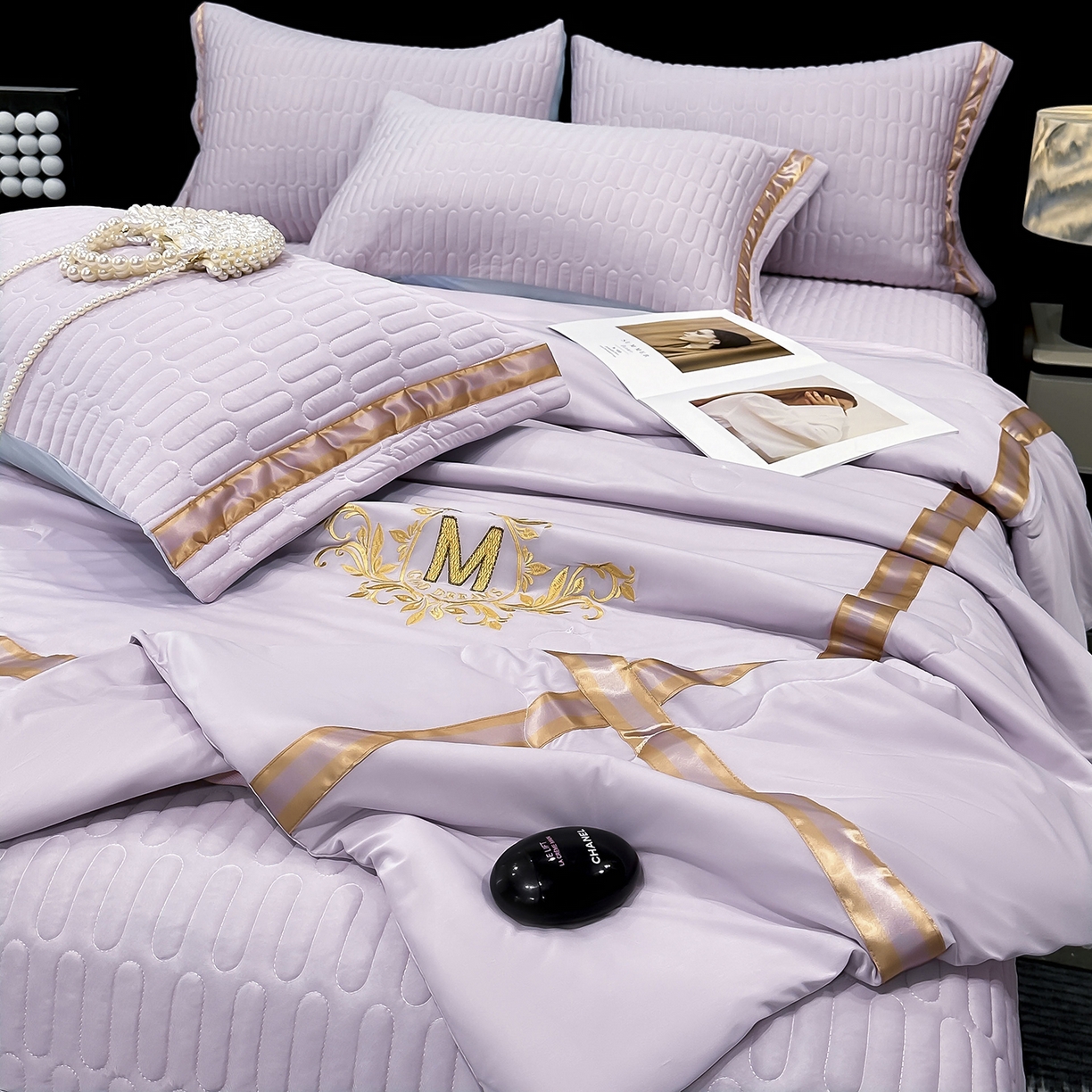 91家纺网 家纺一手货源 找家纺 妮恒美家纺 2026新款凉感丝床盖夏被款绅士系列 绅士浅紫