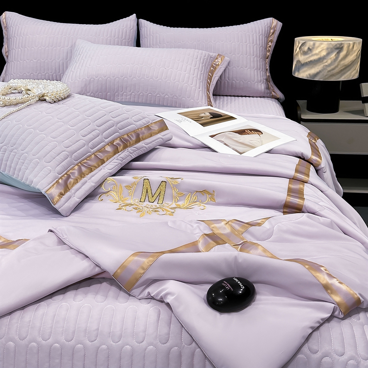 91家纺网 家纺一手货源 找家纺 妮恒美家纺 2026新款凉感丝床盖夏被款绅士系列 绅士浅紫