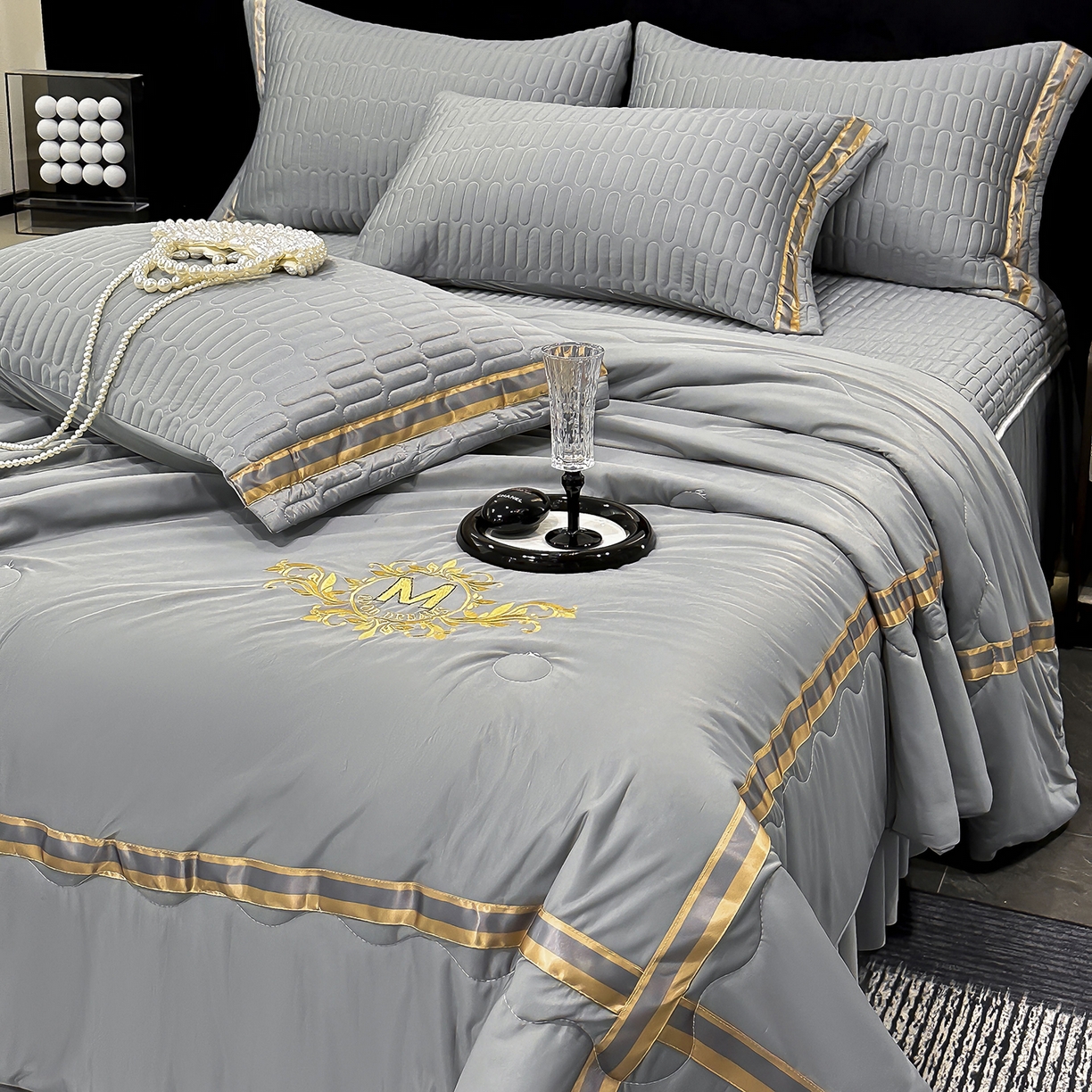 91家纺网 家纺一手货源 找家纺 妮恒美家纺 2026新款凉感丝床盖夏被款绅士系列 绅士深灰