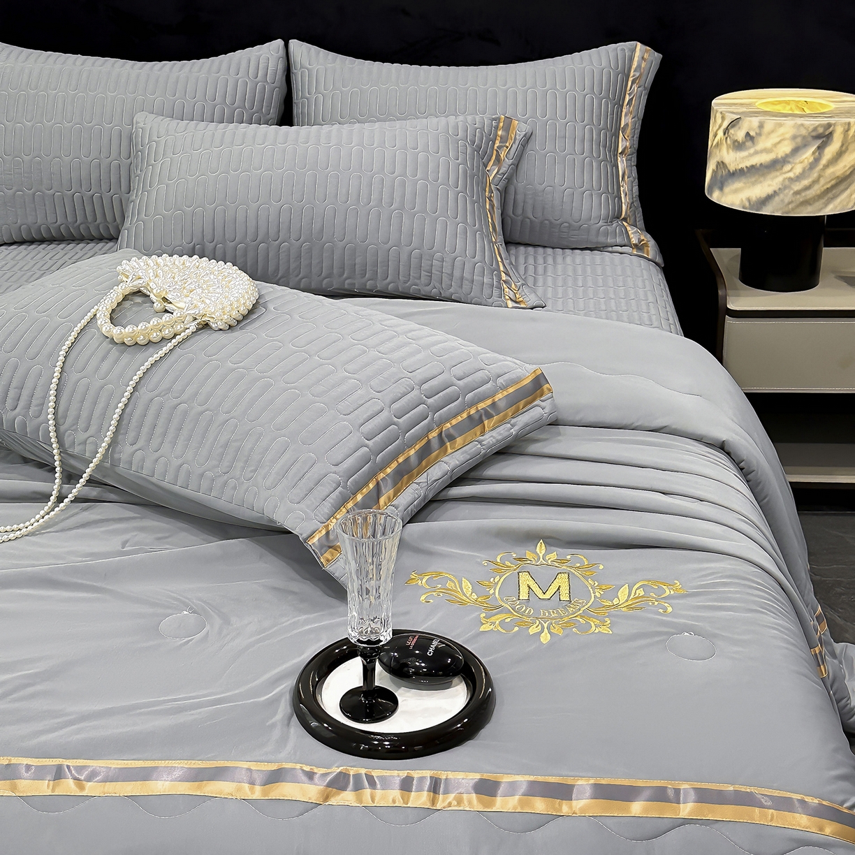 91家纺网 家纺一手货源 找家纺 妮恒美家纺 2026新款凉感丝床盖夏被款绅士系列 绅士深灰