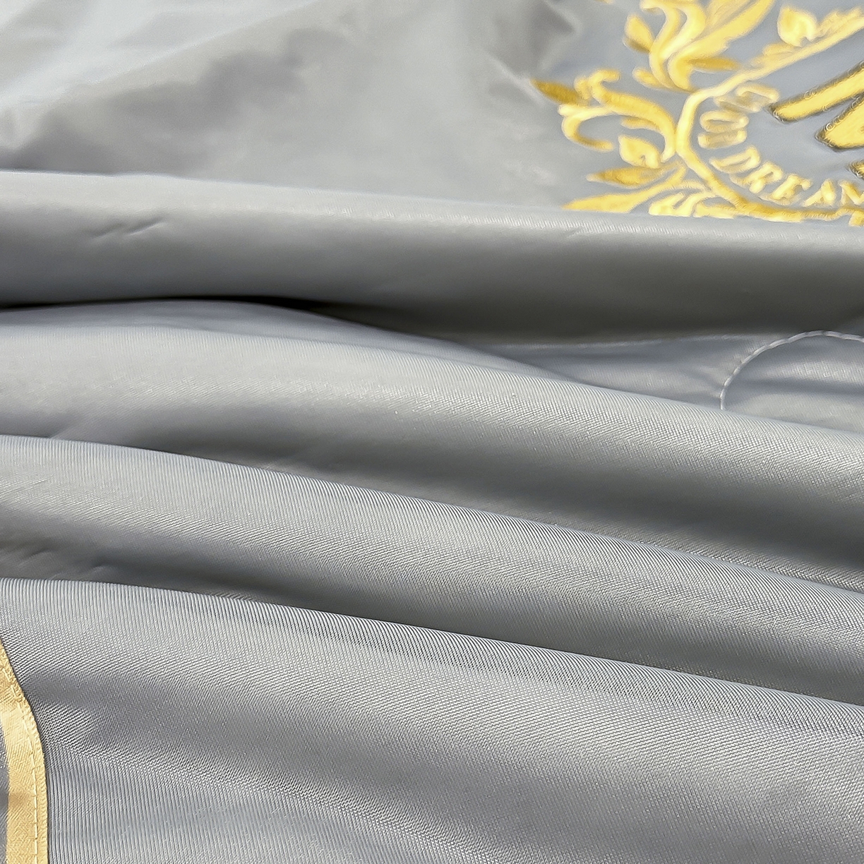 91家纺网 家纺一手货源 找家纺 妮恒美家纺 2026新款凉感丝床盖夏被款绅士系列 绅士深灰