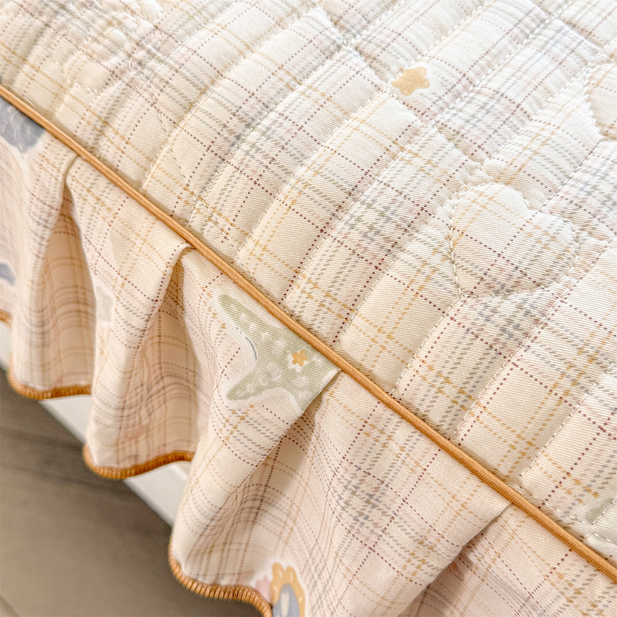 91家纺网 家纺一手货源 找家纺 （总）宜凡家纺 2026新款全棉印花夹棉花边床笠套件②--三件套