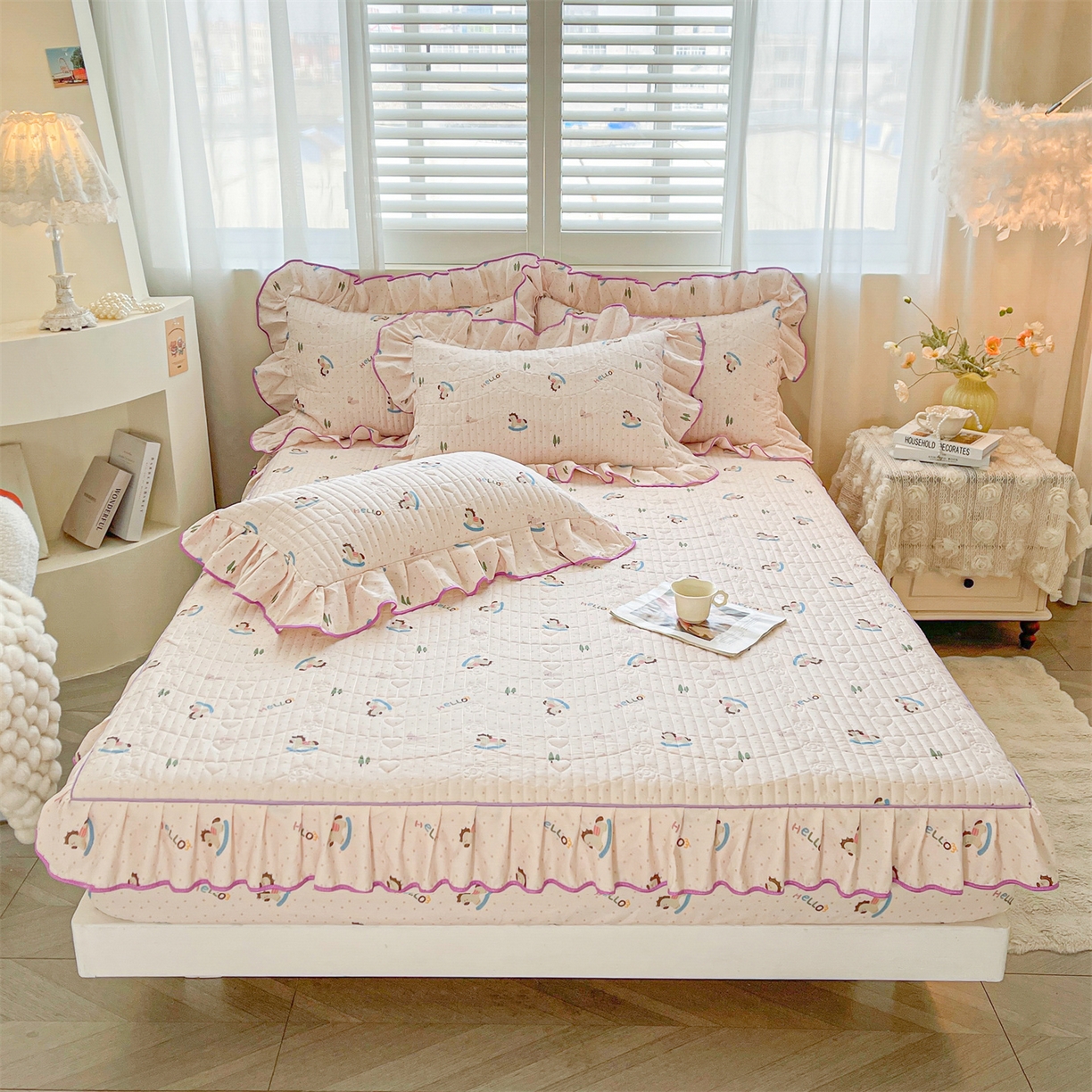 91家纺网 家纺一手货源 找家纺 宜凡家纺 2026新款全棉印花夹棉花边床笠套件②--三件套 摇摇木马