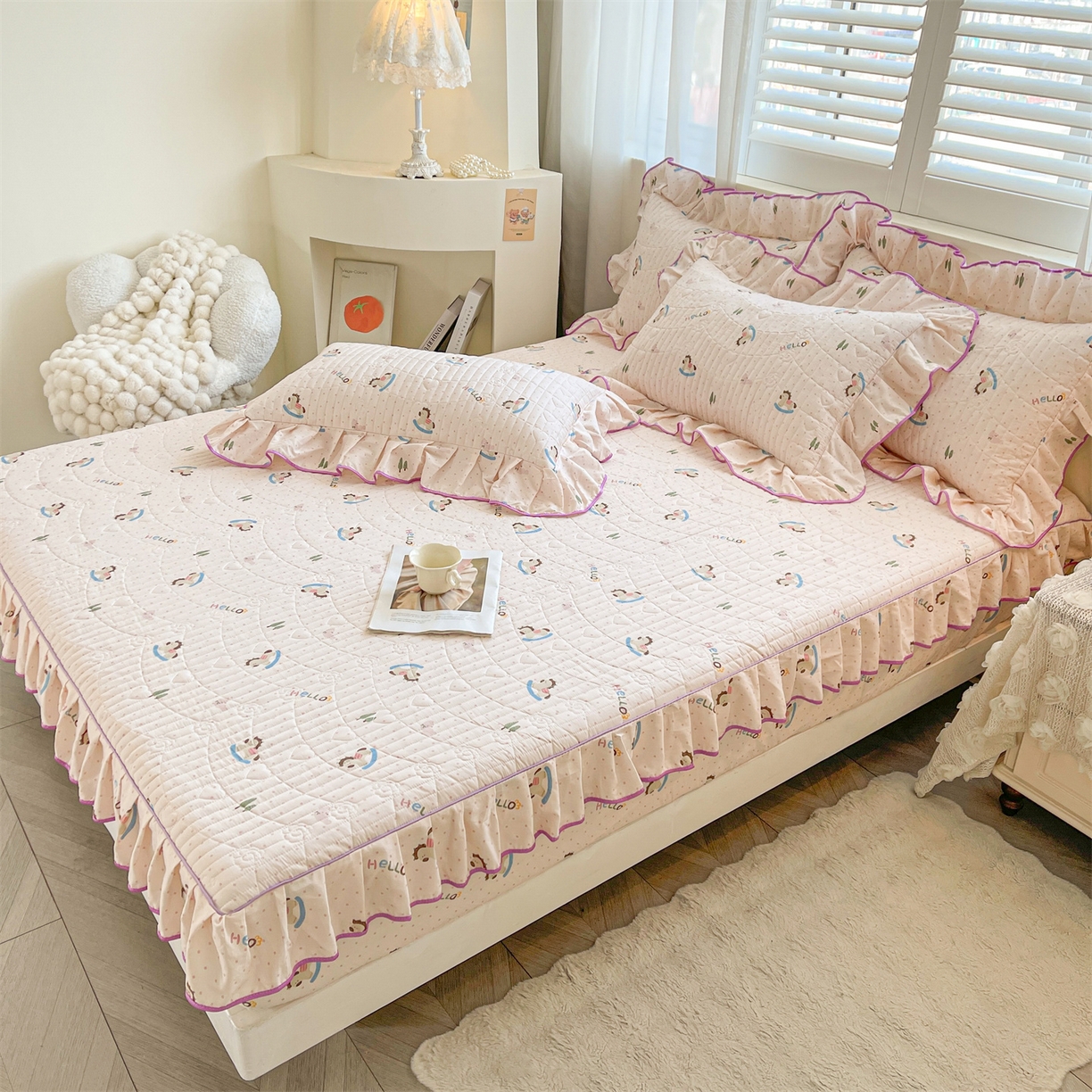 91家纺网 家纺一手货源 找家纺 宜凡家纺 2026新款全棉印花夹棉花边床笠套件②--三件套 摇摇木马