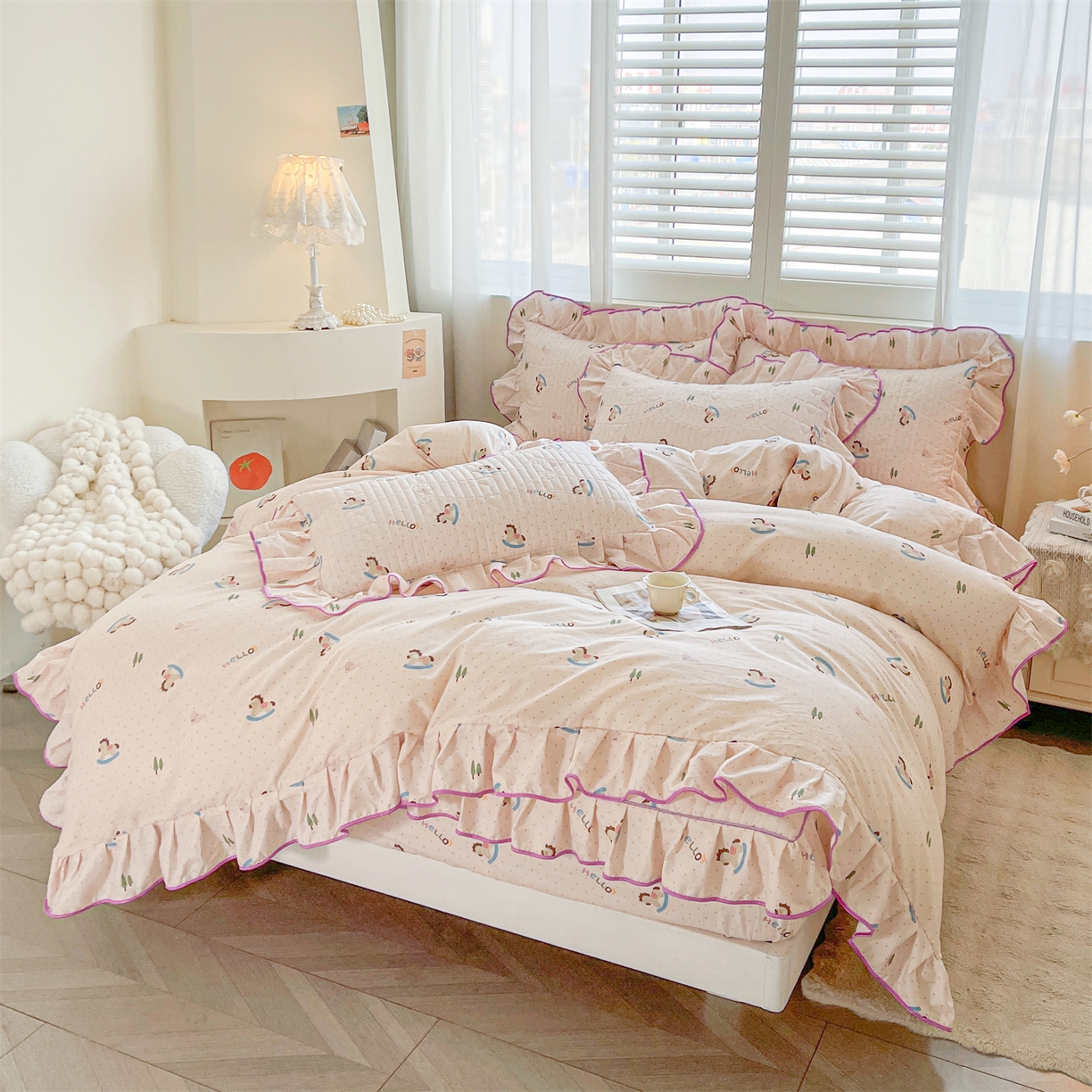 91家纺网 家纺一手货源 找家纺 宜凡家纺 2026新款全棉印花夹棉花边床笠套件②--三件套 摇摇木马