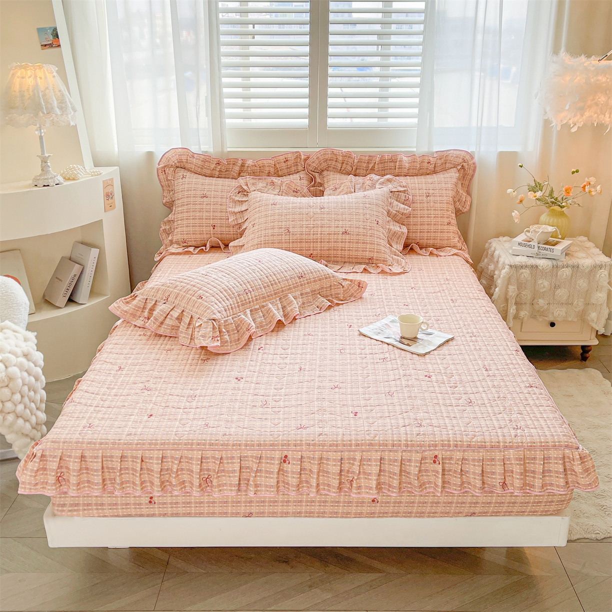 91家纺网 家纺一手货源 找家纺 宜凡家纺 2026新款全棉印花夹棉花边床笠套件②--三件套 樱桃蝴蝶结