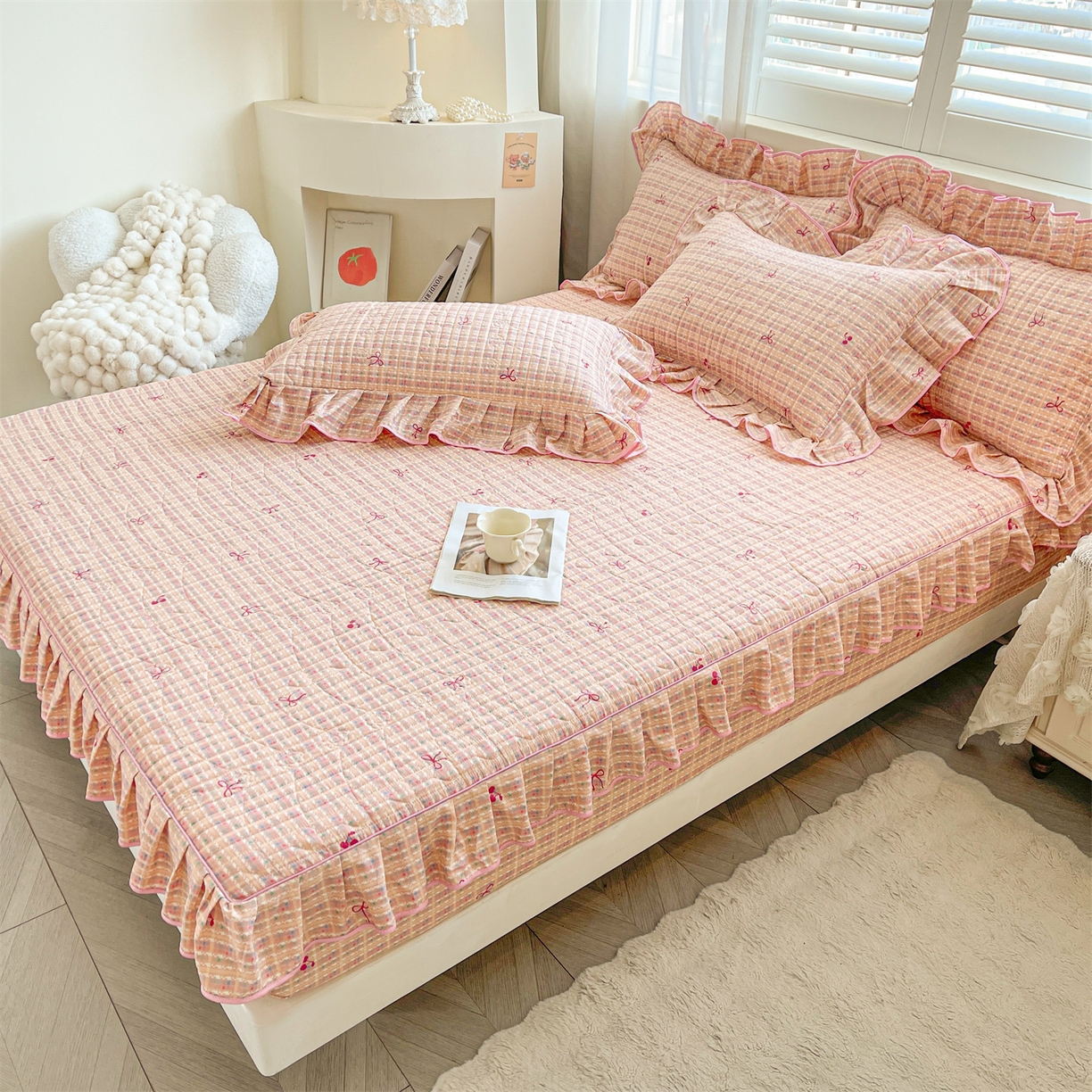 91家纺网 家纺一手货源 找家纺 宜凡家纺 2026新款全棉印花夹棉花边床笠套件②--三件套 樱桃蝴蝶结
