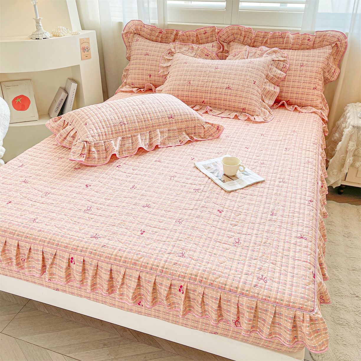 91家纺网 家纺一手货源 找家纺 宜凡家纺 2026新款全棉印花夹棉花边床笠套件②--三件套 樱桃蝴蝶结