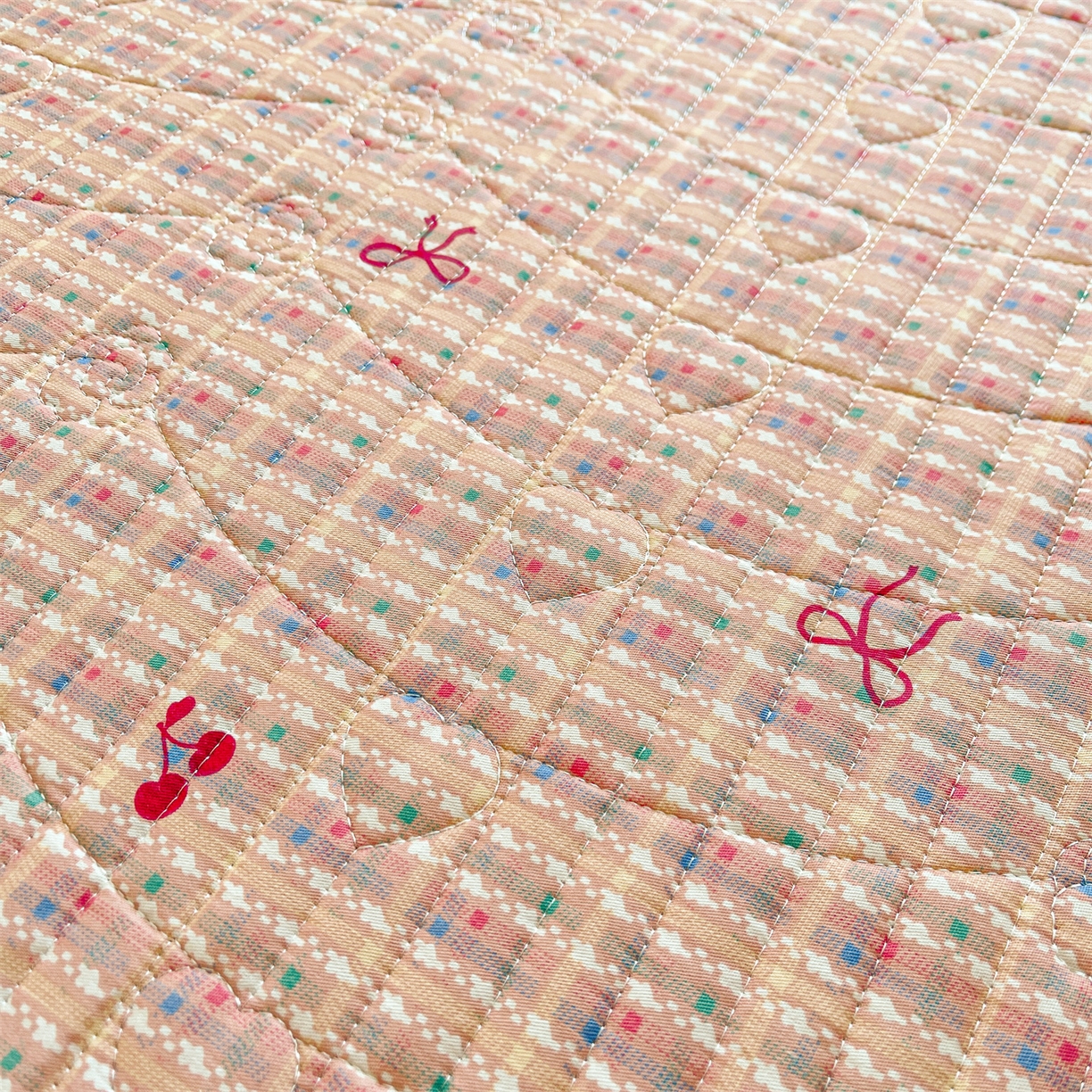 91家纺网 家纺一手货源 找家纺 宜凡家纺 2026新款全棉印花夹棉花边床笠套件②--三件套 樱桃蝴蝶结