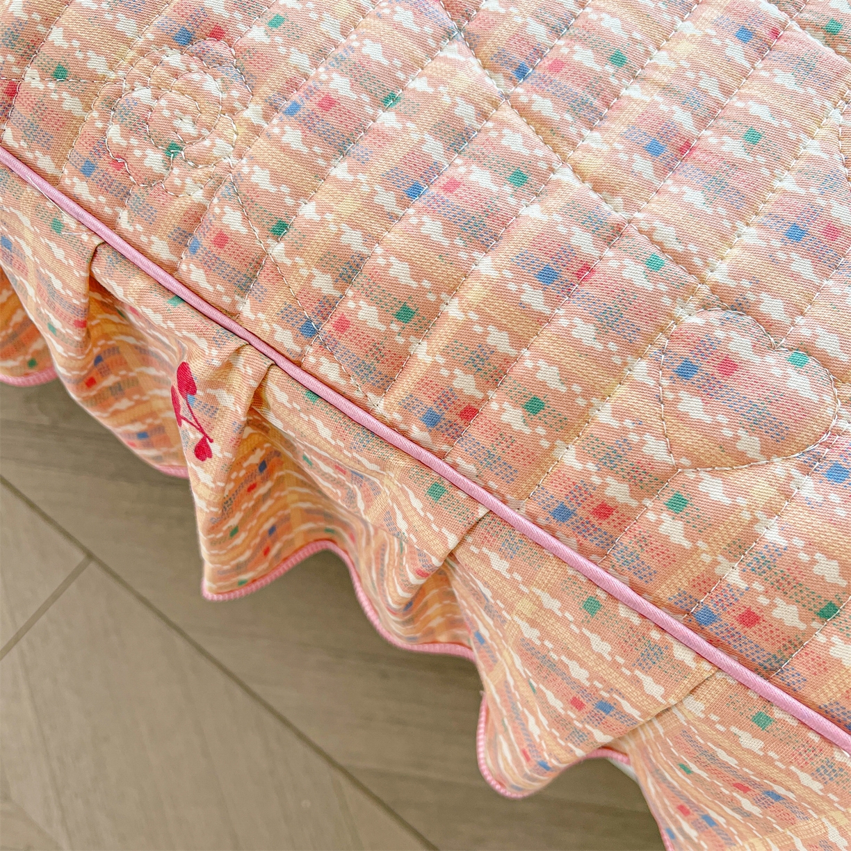 91家纺网 家纺一手货源 找家纺 宜凡家纺 2026新款全棉印花夹棉花边床笠套件②--三件套 樱桃蝴蝶结