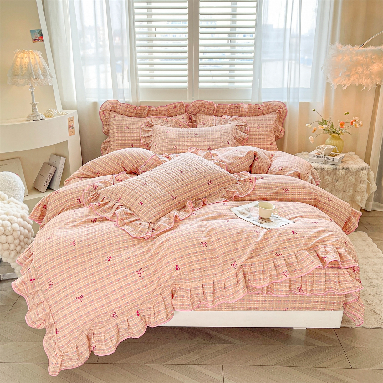 91家纺网 家纺一手货源 找家纺 宜凡家纺 2026新款全棉印花夹棉花边床笠套件②--三件套 樱桃蝴蝶结