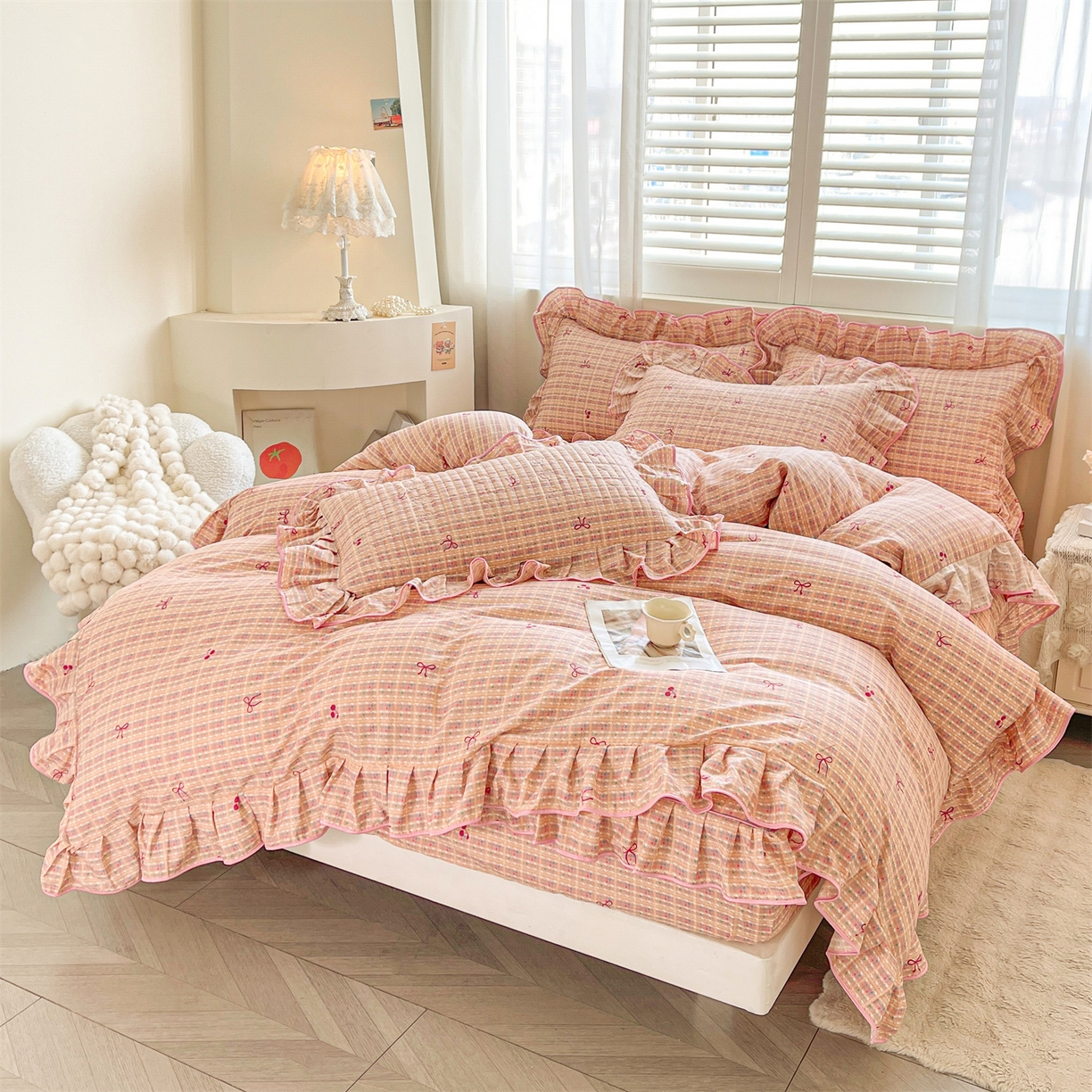 91家纺网 家纺一手货源 找家纺 宜凡家纺 2026新款全棉印花夹棉花边床笠套件②--三件套 樱桃蝴蝶结
