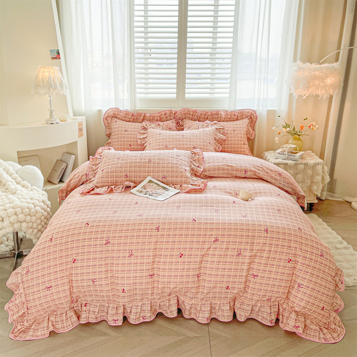 91家纺网 家纺一手货源 找家纺 宜凡家纺 2026新款全棉印花夹棉花边床笠套件②--三件套 樱桃蝴蝶结