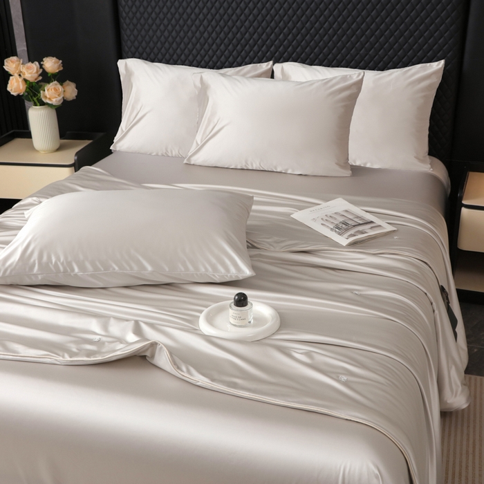 91家纺网 家纺一手货源 找家纺 爱彼家纺 2026夏季新款流锻亲肤水光夏凉被高级感单夏被-可定制蚕丝夏被 山月素灰