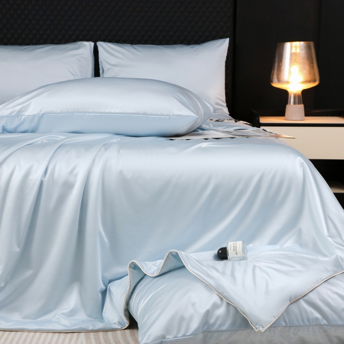 91家纺网 家纺一手货源 找家纺 爱彼家纺 2026夏季新款流锻亲肤水光夏凉被高级感单夏被-可定制蚕丝夏被 奢雅浅蓝