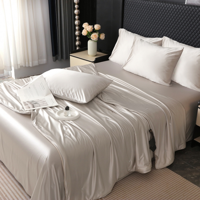 91家纺网 家纺一手货源 找家纺 爱彼家纺 2026夏季新款流锻亲肤水光夏凉被高级感单夏被-可定制蚕丝夏被 山月素灰