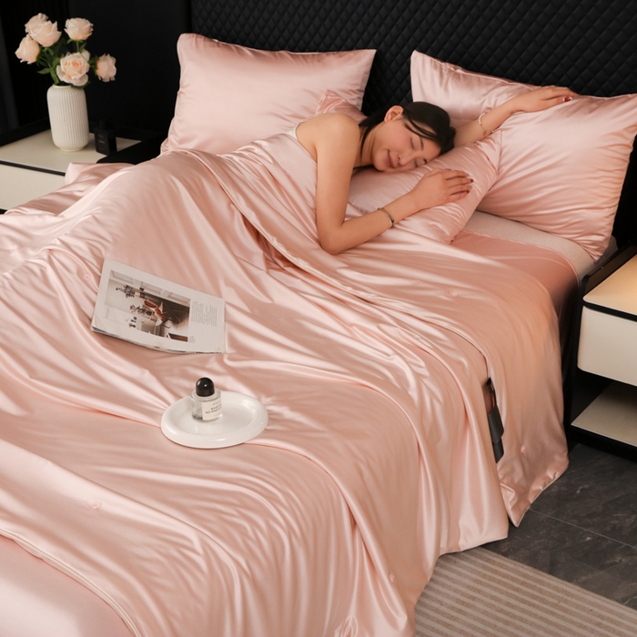 91家纺网 家纺一手货源 找家纺 爱彼家纺 2026夏季新款流锻亲肤水光夏凉被高级感单夏被-可定制蚕丝夏被 莫奈浅粉