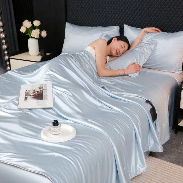 91家纺网 家纺一手货源 找家纺 爱彼家纺 2026夏季新款流锻亲肤水光夏凉被高级感单夏被-可定制蚕丝夏被 奢雅浅蓝