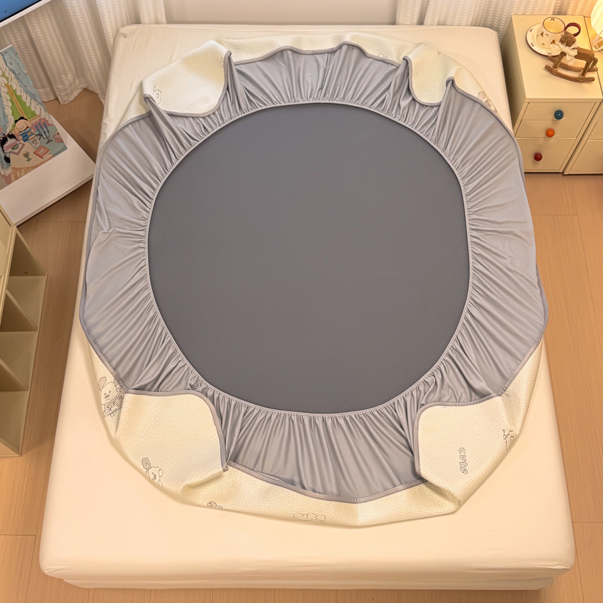 91家纺网 家纺一手货源 找家纺 懒猫家纺 2026新款卡通提花凉豆豆床笠款凉席 活力狗仔-床笠款