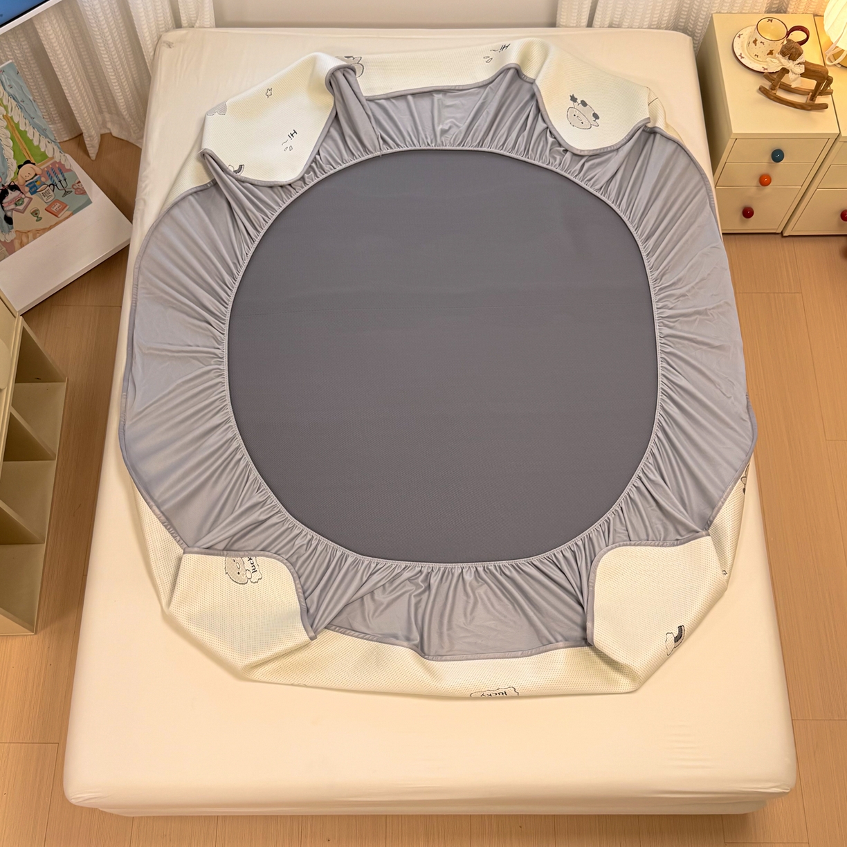 91家纺网 家纺一手货源 找家纺 懒猫家纺 2026新款卡通提花凉豆豆床笠款凉席 萌趣鸭丫-床笠款